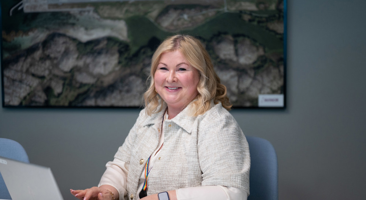 Kvinnelig ansatt som smiler på kontor