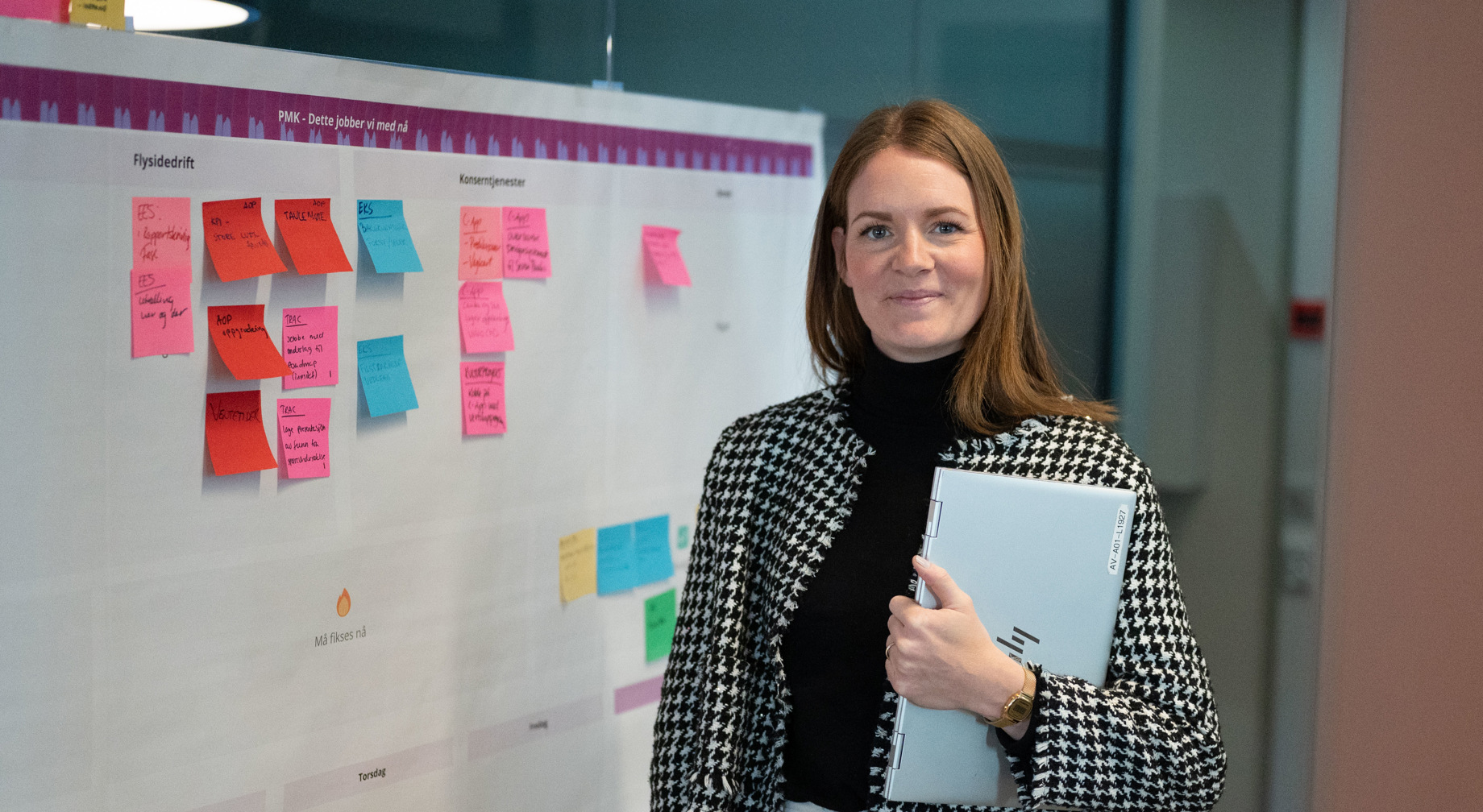 Kontrolltårn på flyplass med flygeleiarar i samtale, skjermar i bakgrunnen.