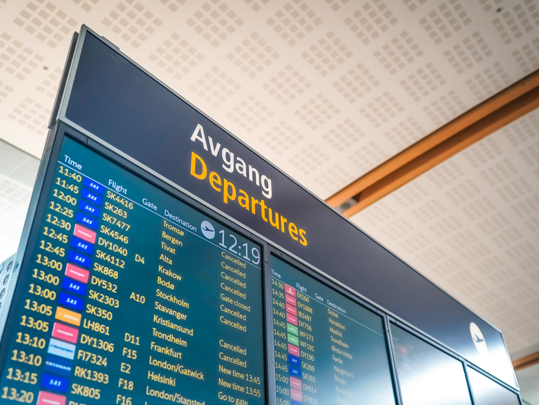 Avgangstavle på flyplass som viser flyruter, tider og destinasjonar